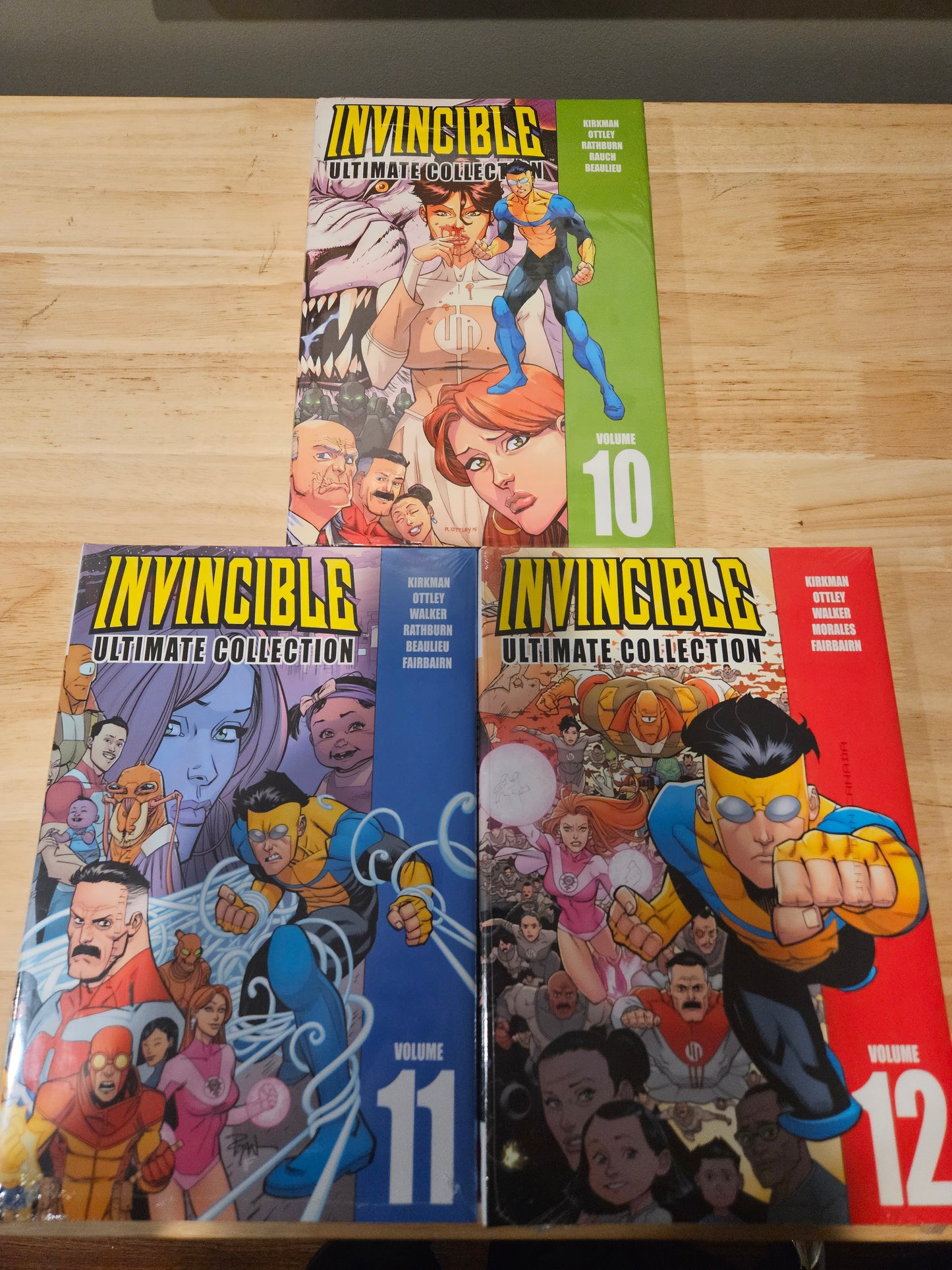 Invincible Ultimate Collection Hardcover Vol 1-12 (Complete set)